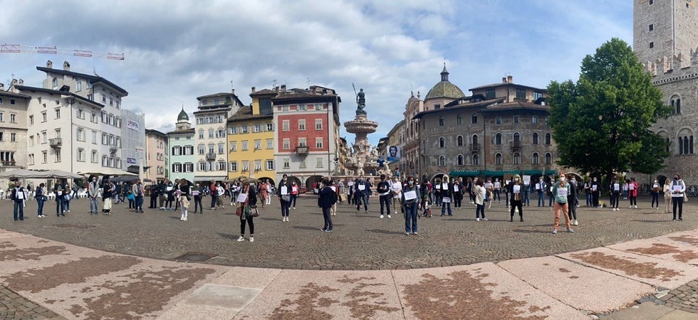 Flash mob degli insegnanti contro l’apertura a luglio: “Si abbatte l’identità della scuola dell’infanzia”